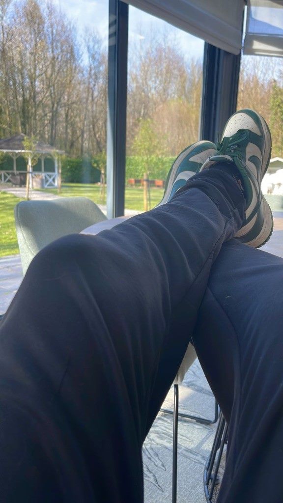 Sébastien Mot, les pieds en l'air et la vue sur le jardin