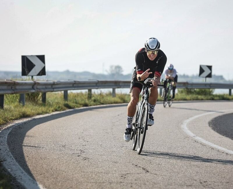 Cycliste dans une courbe sur une route de campagne